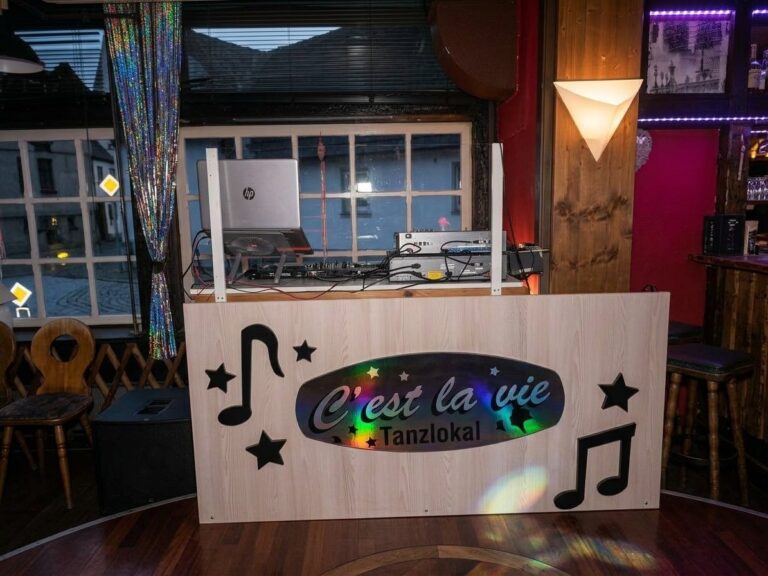 DJ-Pult mit C'est-la-vie-Schild