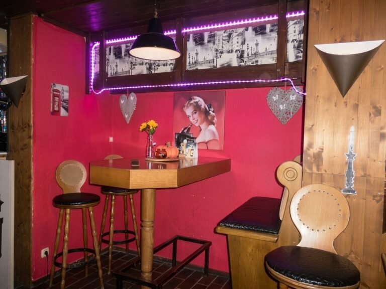Bar-Ecke mit Lichtleiste und Pin-up